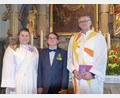 Bild: hme
Diakonin Vivian Bayer-Trentini, Konfirmand Benno Klemm und Pfarrer Marcio Trentini vor dem Hochaltar in der evangelischen Pfarrkirche Kohlberg.