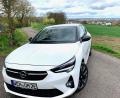 Bild: Gabi Schönberger
Ein E-Auto vor der Kulisse der Stadt Weiden. Auch hier hat die Zahl der Fahrzeuge mit Elektromotor zuletzt deutlich zugenommen.