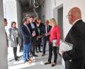 Bild: Florian Miedl/fph
Wohnheimleiter Daniel Mösch (Dritter von links) erläutert Sozialministerin Ulrike Scharf (Zweite von rechts) das Wohnheimkonzept. Mit auf dem Bild sind unter anderem Lebenshilfe-Geschäftsführerin Susanne Hilpert (links), Lebenshilfe-Vorsitzender Oliver Weigel (rechts) Landtagsabgeordneter Martin Schöffel (Vierter von links) und der Arzberger Bürgermeister Stefan Göcking (Dritter von rechts).