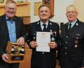 Bild: gf
Erstmals in der Geschichte der Freiwilligen Feuerwehr der Stadt Amberg wurde das Große Feuerwehr-Ehrenzeichen für 50 Jahre aktiven Feuerwehrdienst verliehen und zwar an Josef Götz (Mitte), der schon seit dem Schulalter aktiven Dienst bei der Feuerwehr leistet. Neben der Urkunde überreichte Oberbürgermeister Michael Cerny auch ein Tragerl mit „Löschwasser“. Rechts: Stadtbrandrat Heinrich Scharf.