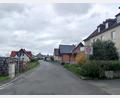 Bild: fpoz
Die Stemmenreuther Straße verlockt zum schnellen Fahren ein, obwohl hier Tempo 30 und rechts vor links gelten. Poppenreuther Bürger wünschen sich hier noch einen Hinweis auf der Asphaltdecke.