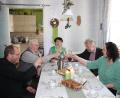 Bild: flt
Viel Gesundheit und Gottes Segen wünschten Pfarrer Thomas Thiermann und Rudolf Kreuzer, der Ehemann der Jubilarin (von links), sowie Tochter Tina Zeitler und Bürgermeister Lothar Müller (von rechts) Elfriede Kreuzer, die kürzlich ihren 80. Geburtstag feiern konnte.