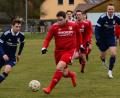 Bild: ham
Der Pfreimder Spielertrainer Bastian Lobinger (Mitte) fiel in Roding aus.