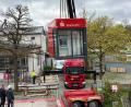 Bild: Royer
Der neue SB-Pavillon der Sparkasse Amberg-Sulzbach wurde am Dienstag, 25. April, mit einem Autokran an seinem künftigen Standort platziert.
