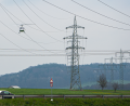 Bild: Bayernwerk
Per Hubschrauber kontrollieren Bayernwerk-Spezialisten am diesem Mittwoch Hochspannungsleitungen in der Oberpfalz.