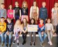 Bild: do
Anstelle von Kommuniongeschenken den Verein für Kinderkrebshilfe unterstützen: Eine bemerkenswerte Geste der Speinsharter Kommunionkinder, die an stellvertretenen Vorsitzenden Andreas Steinl 990 Euro Spende überreichten.