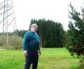 Bild: jut
Der neue Ostbayernring sorgt für Ärger: Georg Schlögl steht auf seinem Grundstück bei Luhe (Landkreis Neustadt/WN) zwischen einem Masten der alten Stromtrasse und seinem Wald, der für die neue Leitung zum Teil gerodet werden soll. Der Wernberger will für seinen Wald kämpfen.