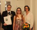 Bild: dob
Die Oberlinder Schützenmeisterin Renate Kellner (rechts) freut sich mit Sabine Humbs (Mitte), die Bezirkskönigin mit der Luftpistole geworden ist. Gauschützenmeister Stefan Brandmiller (links) erhielt den "Goldenen Löwen" für seine Verdienste um das Schützenwesen.