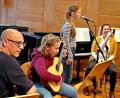 Bild: R. Kreuzer
Erste Auftritt für Musikschüler der Franz-Grothe-Musikschule. Von links: Andreas Wildenauer, Stefanie Falkert (Gitarre) , Emilija Pezer (Gesang) sowie Lehrerin Annika Fischer.
