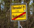 Symbolbild: Peter Kneffel/dpa
Das Ortsschild der Gemeinde Oberaudorf steht am Straßenrand.