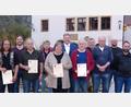 Bild: jp
Die Reservistenkameradschaft Kastl ehrt langjährige Mitglieder (von links): Uwe Guttenberger, Thomas Geitner, Ferdinand Schwarzfischer, Angelika Grabenbauer, Johanna Neugebauer, Bürgermeister Stefan Braun, Helmut Neugebauer, Xaver Weber vom Kreisverband, Johann Frank, Christian Bäuml und Vorsitzender Arno König.