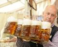 Bild: Petra Hartl
Der Job als Bedienung beim Frühlingsfest in Sulzbach-Rosenberg ist ein Knochenjob. Der Preis für die Mass Sperber-Bier ist im Vergleich zum Vorjahr 30 Prozent gestiegen.