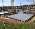 Bild: bö
Die "Neue Mitte" in Ebermannsdorf kommt gut voran. Die Bodenplatten sind bereits fertig. Der Gemeinderat macht sich Gedanken, wie der begleitende Bürgerpark im Umfeld der Neuen Mitte gestaltet werden kann.