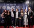 Bild: Julia Klinger/exb
Flurim Alija (rechts) steht bei der Premiere von "The Dark Girl" in Plattling mit anderen Mitgliedern aus der Filmcrew auf dem roten Teppich.