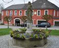 Bild: jr
Der Theresienbrunnen am Therese-Neumann-Platz erinnert an die französische Heilige Therese von Lisieux. Deren Seligsprechung vor 100 Jahren feiert die Pfarrei Konnersreuth am Freitag und Samstag.