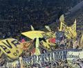 Bild: Bernd Thissen/dpa
Mit wehenden Fahnen Richtung Meisterschaft: Die Oberpfälzer Dortmund-Fans sind noch etwas zurückhaltend.