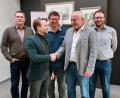 Bild: gmü
Bürgermeister Ludwig Biller dankt seinem ersten Vertreter Severin Hirmer für die erfolgreiche Zusammenarbeit. Fraktionssprecher Rainer Vater (links), Julian Kraus (rechts) und Dritter Bürgermeister Thomas Schönberger (Mitte) schließen sich an.