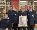 Bild: Christian Schedl/exb
Die Feuerwehr Bärnau ernannte Otto Hültner zum Ehrenmitglied. Es gratulierten (von links) Zweiter Vorsitzender Florian Schwägerl, Zweiter Kommandant Christian Schedl, Kommandant Michael Zintl sowie Vorsitzender Gerald Freundl und Kassier Peter Schaller (von rechts).