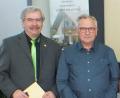 Bild: St. Zrenner/exb
Mit dem Großen Goldenen Ehrenzeichen des Landesverbandes Bayern wurden Bezirksvorsitzender Reinhard Ott aus Ensdorf (links) und Georg Strecker aus Fuchsstein-Speckmannshof (rechts) ausgezeichnet.