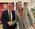 Bild: Andreas Royer
Mit Handschlag begrüßte Bürgermeister Michael Göth (links) nach der Vereidigung Michael Schulz als neuen FWU-Stadtrat.