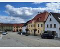 Bild: rti
Am Marktplatz von Bad Neualbenreuth soll der Dorfladen errichtet werden. Zuerst soll er im ehemaligen Lebensmittelladen Altnöder (rechts, blaues Haus) unterkommen. Später soll er ins Anwesen am Marktplatz 4 (links, grünes Haus) umziehen.