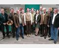 Bild: Thomas Schaller
Mit einstimmigem Votum bestätigte die BJV-Kreisgruppe Weiden-Neustadt ihre Führungsmannschaft. Vorsitzender Hans Dittrich (Dritter von links) stellte sich für weitere vier Jahre zur Verfügung. Seine Stellvertreter sind Michael Singer (Fünfter von links) und Florian Schott (Vierter von rechts).