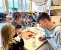 Bild: Gabi Schönberger
Sebastian Gurgul (rechts) und Enrico Krauß (links) beim Boys' Day im Neustädter Kindergarten St. Martin. Beide können sich vorstellen, später einmal als Kinderpfleger oder Erzieher zu arbeiten.