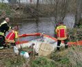 Bild: wrl
Die Feuerwehr richtete am Fluss Pfreimd eine erste Ölsperre ein, nachdem wegen des Unfalls Diesel ausgelaufen war.