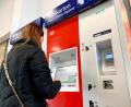 Bild: Gabi Schönberger
Eine Frau löst am Fahrkartenschalter im Bahnhof Weiden ein Zugticket. Das 49-Euro-Ticket ist nur digital zu bekommen.