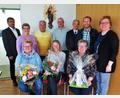 Bild: jml
Sie sind die gefeierten Stars des Gemeindenachmittags. Beate Heumann und Andrea Schwarz singen seit 40 Jahren im Kirchenchor, Edith List seit 50 Jahren (vorne, von links). Dahinter: Pater Prince Kalarimuryil, Andrea Merkl (10 Jahre Chor), Willibald List (20 Jahre Pfarrgemeinderat), Kirchenpfleger Leonhard Steinsdörfer (20 Jahre Kirchenverwaltung), Pfarrer Varghese Puthenchira, Josef Merkl (10 Jahre Chor) und Daniela Steinsdörfer, Sprecherin des Pfarrgemeinderats. (von links).