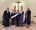 Bild: wku
Pfarrer Stefan Fischer mit den Konfirmanden Tim Knorr, Leon Dolge, Jonathan Kern und Kreuzträgerin Jessica Schwinger (von links).