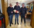 Bild: ld
Hilmar Zaus ist seit 25 Jahren bei der Theatergruppe aktiv. Herzlich dankten dafür Vorsitzender Jochen Erhardt (links) und Wolfgang Scherm (rechts).