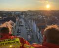 Bild: mde
Die Einsatzkräfte der Feuerwehr Kemnath waren zur Objektbesichtigung in luftiger Höhe. Für den vorbeugenden Brandschutz besichtigten sie den Kirchturm, die Stadtpfarrkirche, das Pfarramt sowie das Pfarrheim und befassten sich unter anderem mit baulichen Gegebenheiten und Zugänglichkeiten.