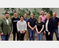 Bild: R. Kreuzer
Bürgermeister Sebastian Hartl (von links) gratuliert dem neuen Vorstandsteam: Timo Kreuzer, Vorsitzende Sarah Wittmann, Lucas Bauer, Maximilian Hotek, Sandra Thaler. Ausgeschieden sind die Vorstände Andreas Hammer, Sigrid Ziegler und Josef Kellner.