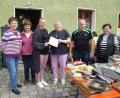 Bild: u
Ein kleines Jubiläum gab es beim FU-Flohmarkt zu feiern: Zum 25. Mal stellten Renée Ehringer-Hoffmann und ihre Ehemann Dieter ihren Innenhof, ihr Haus und den Vorplatz ihres Steingut-Museums für den Flohmarkt zur Verführung und ersparten so den An- und Abtransport der Waren zwischen den beiden Markttagen. Von links: FU-Ehrenvorsitzende Heidi Flierl, Köichl-Bäckerin und stellvertretende FU-Vorsitzende Rita Beck, FU-Vorsitzende Michaela Meier, Renée Ehringer-Hoffmann, Dieter Hoffmann und 2. Bürgermeisterin Bärbel Birner.