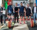 Bild: Balke
Die Mannschaft des 1. AC Weiden trug wesentlich zum Oberpfälzer Sieg beim Bayerncup der Gewichtheber bei. Von links Vereinsvorstand Lothar Schemmel, Ben Tisowsky, Daniel Pilz, Alexander Narr, Johannes Popel und Bernd Hornof, Vizepräsident des Landesverbands.