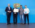 Bild: StMFH/Christian Blaschka/exb 
Bei der Auszeichnung der Firma Lüdecke (von links) Minister Albert Füracker, Klaus Herdegen, Christine Birner und Michael Bogner.