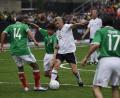 Archivbild: Rebecca Blackwell/dpa
Klaus Augenthaler kann’s noch, wie hier im Spiel der deutschen und mexikanischen Fußballnationalmannschaften in Mexiko-Stadt bei einer Revanche-Partie der Weltmeisterschaft-Teams 1986 und 1998.