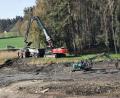 Bild: gz
Mit großem Gerät wird der Schlamm aus dem Atzmannsee beseitigt und in ein Zwischenlager abtransportiert..