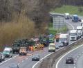 Bild: Wolfgang Steinbacher
Militärfahrzeuge auf Manöverfahrt sind am Montagvormittag auf der A6 verunglückt. Nach ersten Erkenntnissen wurden sieben Soldaten verletzt.