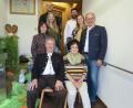 Bild: jzk
Bei der Geburtstagsfeier im Gasthaus Busch gratulierten Schwiegertochter Petra, Sohn Roman (Zweite Reihe, von links), Enkeltochter Nina, Eva-Maria Schäffler (dritte Reihe), Johannes Rauch und Enkelsohn Marco Schäffler (vierte Reihe) Erika Schäffler (vorne sitzend mit Ehemann Hermann) zu ihrem 80. Geburtstag.