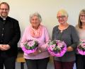 Bild: rgr
Doris Schreglmann (von rechts) bedankte sich bei den langjährigen Mitgliedern Anita Heßler, Johanna Wohlmann und Hildegard Dobmann. Bezirksvorsitzende Rita König und Pfarrer Daniel Fenk schlossen sich an.