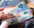 Bild: Monika Skolimowska/dpa
Der Elternbeirat des Kinderhauses Oberwildenau und der FC Luhe-Markt dürfen sich über finanzielle Unterstützung der Gemeinde freuen.