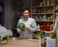 Bild: szl
In ihrem Blumenstüberl in Bad Neualbenreuth fertigt Inhaberin Andrea Burger nicht nur Gestecke aus echten Blumen, sondern seit kurzem auch Kassenzettel-Rosen.