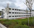 Bild: Petra Hartl
Das Containerdorf bietet Platz für 150 Personen und befindet sich auf dem Hartplatz direkt hinter der Sulzbach-Rosenberger Realschule – es wird von dieser per Bauzaun abgetrennt.