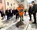 Bild: Gabi Schönberger
Ob die Steine auch rutschfest sind? Dank des Einsatzes von Bauhofmitarbeitern können die Mitglieder des Bauausschusses gemeinsam mit Baudezernent Oliver Seidel (ganz rechts) und Oberbürgermeister Jens Meyer (links, hinten) das bei einem Ortstermin in der Altstadt selbst überprüfen.
