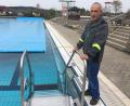 Bild: ihl
Diese Treppe zum Schwimmerbecken hat Bademeister Hubert Horn mit seinen Mitarbeitern erst eingebaut. "Wir waren nicht sicher, ob sie zum Saisonbeginn geliefert wird."