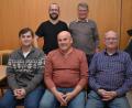 Bild: dob
Norbert Puff und Manfred Karl (sitzend, von links) stehen dem Kegelclub "Rot-Weiß" vor. Christian Wildenauer (hinten, rechts) ist seit 50 Jahren Mitglied im Verein und erlebte die Hochzeit des Kegelclubs. Kassenchef ist weiterhin Hermann Bibel (sitzend, rechts) und Sportwart Johannes Sier, hinten, links).