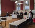 Bild: rsc
Die Verfahrensbeteiligten im Gerichtssaal in Amberg: Im weißen Hemd der Angeklagte, in der Mitte der Richterbank die Vorsitzende Richterin, Landgerichts-Vizepräsidentin Jutta Schmiedel, und links Oberstaatsanwalt Tobias Kinzler.