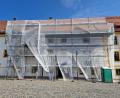 Bild: hmr
An der Fassade des Anwesens Johannisplatz 9 bis 11 ist ein Gerüst aufgebaut worden. Die seit Jahren nötige Dachsanierung beginnt in den nächsten Wochen.